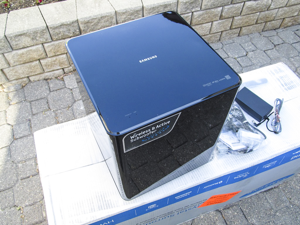Samsung bluetooth audio bar HW-F550 soundbar speaker system